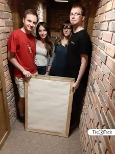 Nine nine nine nine? Do której kłódki to kod?