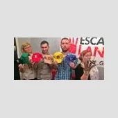 Ten dziwny poparzony facet w czerwono-zielonym sweterku