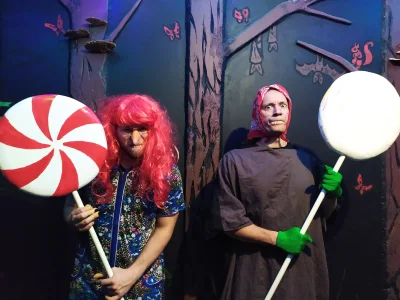 Cyrk Kamiennych Braci i chata z piernika