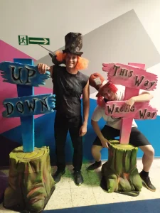 Cyrk Kamiennych Braci śladami Alicji