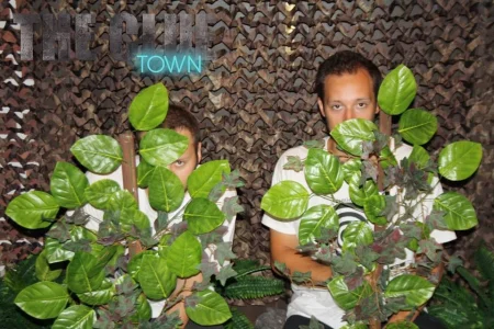 Cyrk Kamiennych Braci i kolejna tajemnica Clue Town