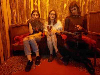 Szkarłatna Wiedźma w Chacie innej wiedźmy.